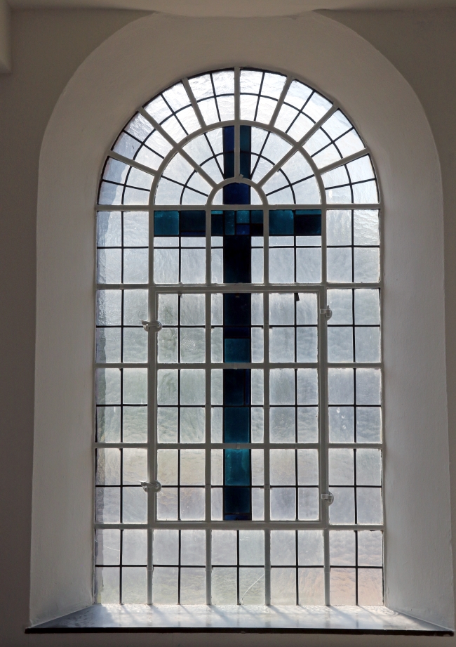Fenster mit Kreuz im Oratorium (c) Werner Ponzelar