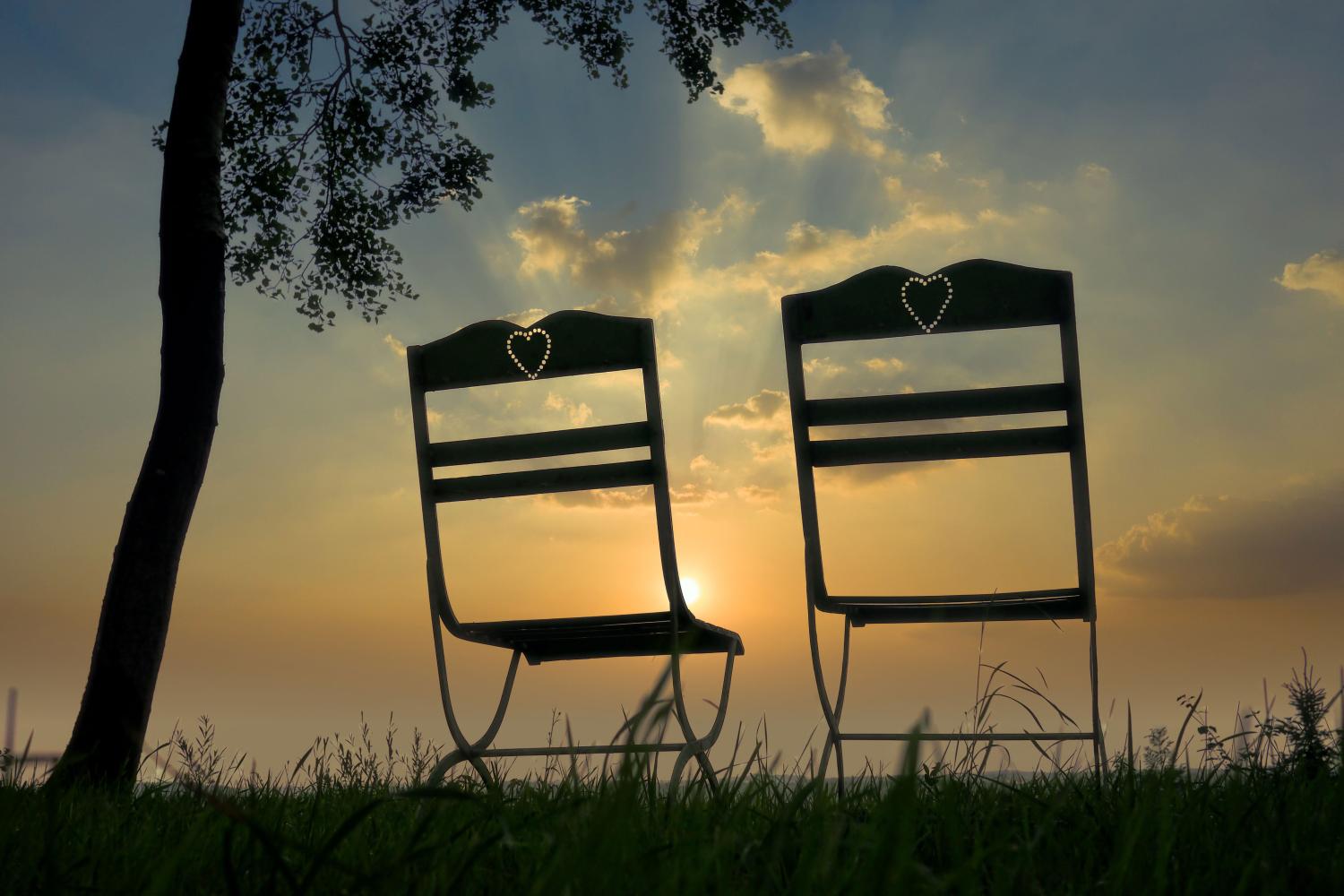 chairs-7679580_by_fietzfotos_pixabay_pbs (c) pfarrbriefservice.de